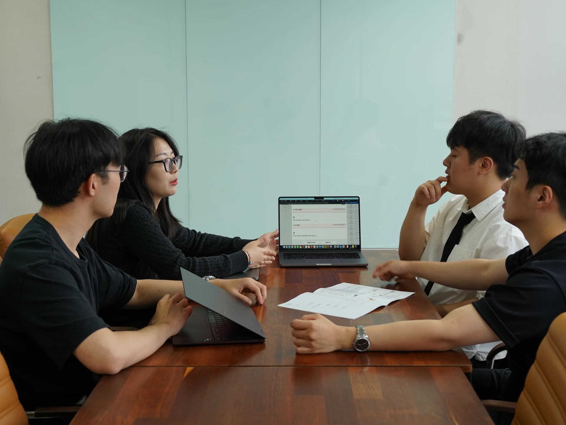 노트북과 문서를 함께 검토하며 의견을 나누는 드림베이스 구성원들